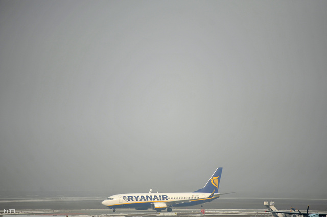 A Ryanair diszkont légitársaság Boeing 737 típusú repülőgépe a Budapest Liszt Ferenc Nemzetközi Repülőtéren. A budapesti Ferihegyet is körülvevő köd miatt több repülőgép nem tudott fel- illetve leszállni a repülőtéren reggel ezért néhány gép Bécsben landolt vagy visszafordult más járatok indulása pedig csúszott. Délelőtt 10 óra után feloszlott a köd így helyreállt a forgalom.