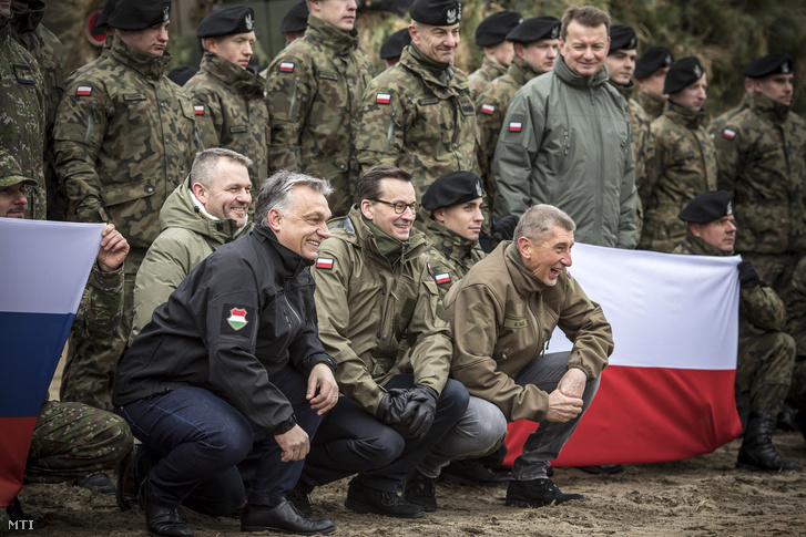 A Miniszterelnöki Sajtóiroda által közzétett képen Peter Pellegrini szlovák, Orbán Viktor magyar, Mateusz Morawiecki lengyel, és Andrej Babis cseh miniszterelnök (b-j) katonák között a a Varsó Wesola kerületében rendezett ünnepségen, amelyet abból az alkalomból rendeztek, hogy hogy Magyarország, Lengyelország és Csehország húsz, Szlovákia pedig tizenöt éve csatlakozott a NATO-hoz.