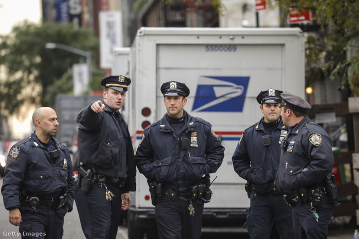 New York-i rendőrök teljesítenek szolgálatot Manhattan egyik utcáján