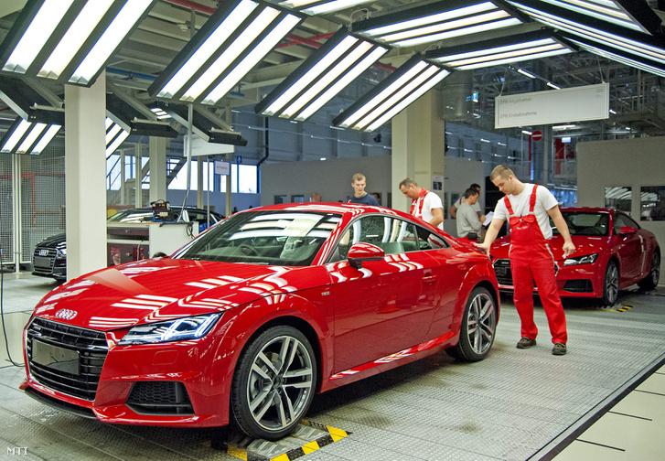 Dolgozók az Audi TT Roadsterek gyártásának kezdetekor az Audi Hungária győri gyárában 2014. november 5-én.