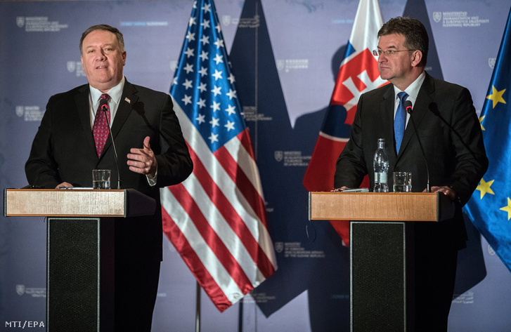 A hivatalos látogatáson Szlovákiában tartózkodó Mike Pompeo amerikai külügyminiszter (b) és szlovák hivatali partnere Miroslav Lajcák a megbeszélésüket követõ sajtóértekezleten Pozsonyban 2019. február 12-én.