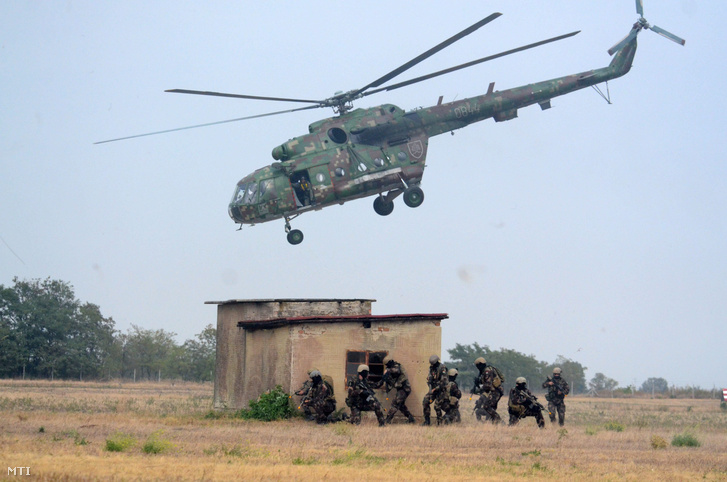 Egy szlovák helikopter repül el a gyakorlatozó katonák felett a Magyar Honvédség 86. Szolnok Helikopter Bázisán 2012. szeptember 13-án