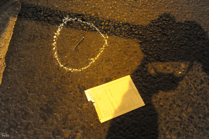 Helyszínelők által körberajzolt szög a földön 2016. szeptember 25-én a Király utca és a Teréz körút kereszteződéséhez közel, a robbantás helyszínén