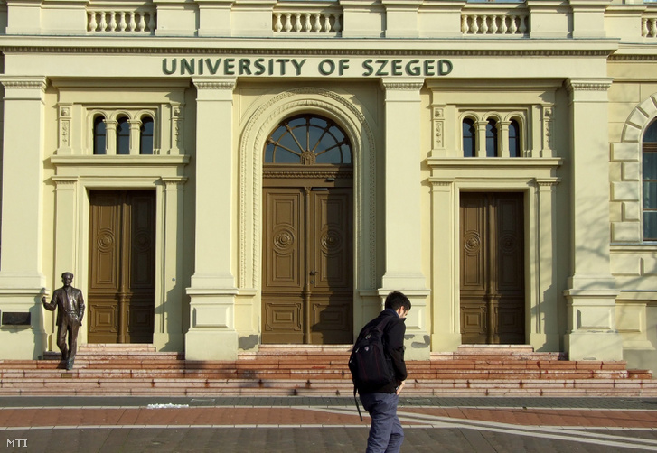 A Szegedi Tudományegyetem (SZTE) központi épülete a Dugonics tér 13-ban.