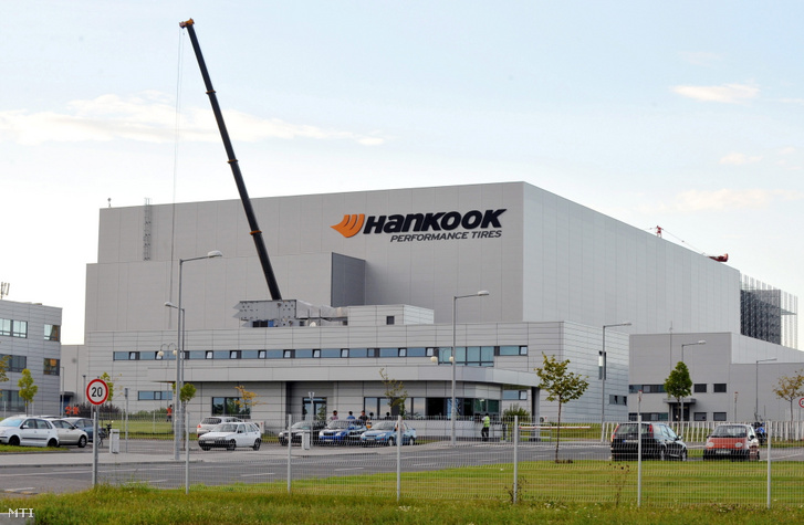 A Hankook gumigyár Dunaújváros határában.