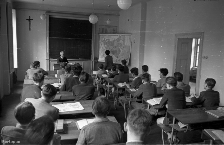 Ázsiáról tanulnak a Piarista Gimnázium diákjai 1955-ben