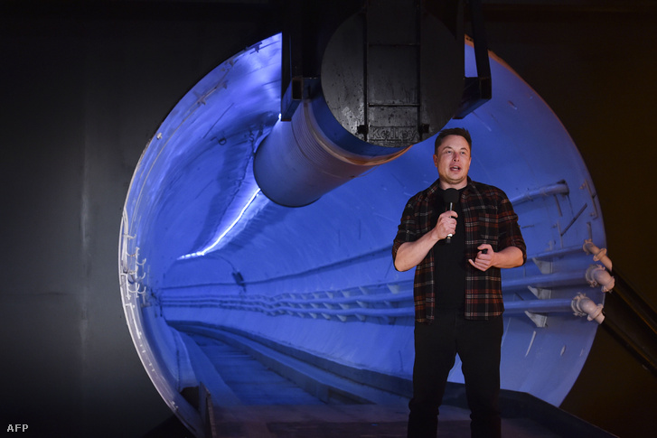 Elon Musk a Boring Company alagút előtt 2018. december 19-én, Los Angeles-ben