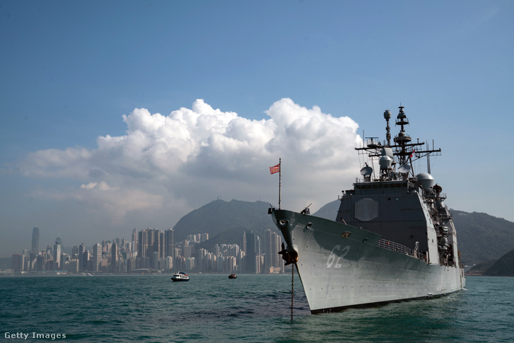 Az amerikai haditengerészet hajója Hong Kong közelében.