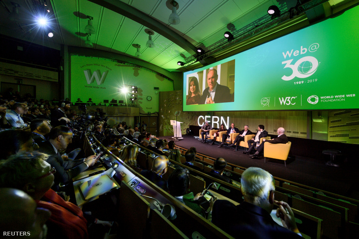 Tim Berners-Lee a world wide web 30 éves évfordulója alkalmából a CERN által szervezett konferencián tart előadást 2019. március 12-én.