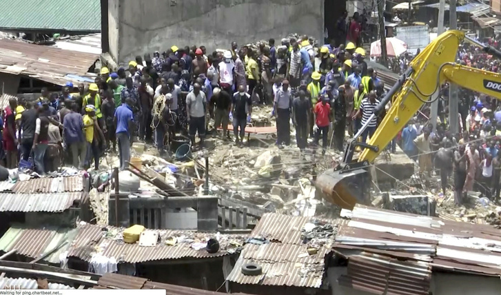 Videófelvételről készített képen munkagéppel kutatnak túlélők után, miután összeomlott egy háromemeletes iskola Lagosban 2019. március 13-án.