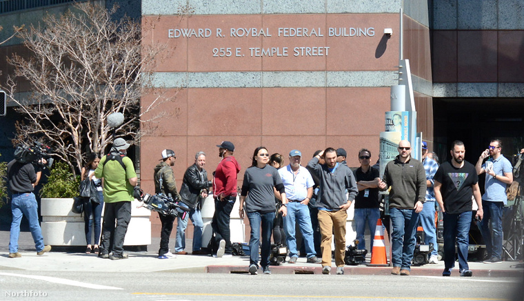 Ez a kép a Los Angeles-i bíróság előtt készült, miközben bent folyt a tárgyalás Felicity Huffman és mások ellen.