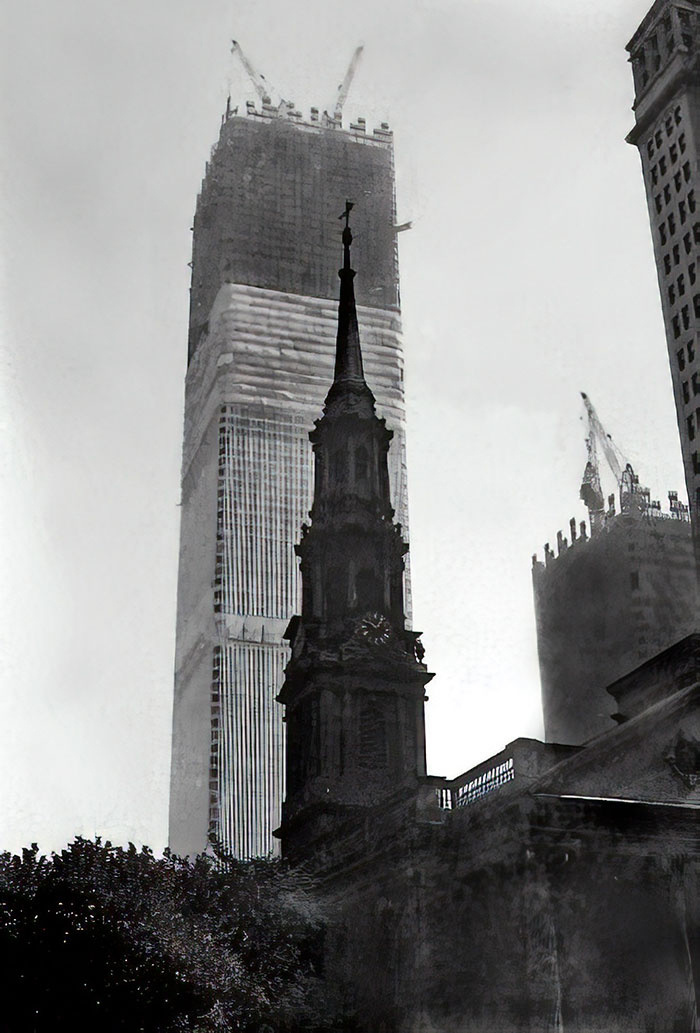 A World Trade Center az 1970-es években épült. A komplexum egy terrortámadást túlélt 1993-ban, azonban a 2001. szeptember 11-én a 110 emeletes ikertornyok végleg megsemmisültek.