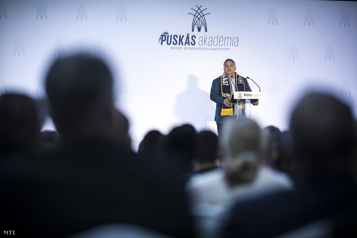 Orbán Viktor miniszterelnök beszédet mond a Puskás Akadémia Sport- és Konferenciaközpont átadó ünnepségén Felcsúton 2018. október 13-án