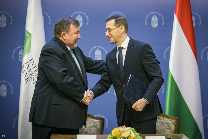 Varga Mihály pénzügyminiszter (j) és Nyikolaj Koszov, a Nemzetközi Beruházási Bank (NBB) elnöke kezet fog a nemzetközi pénzintézet székhelyének áthelyezéséről szóló megállapodás aláírása után Budapesten, a Pénzügyminisztériumban 2019. február 5-én.