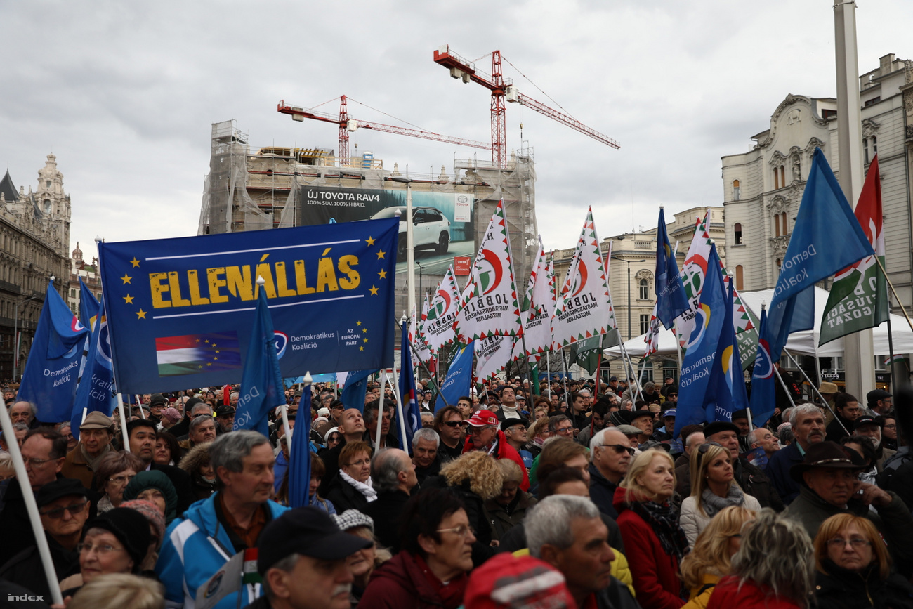 Picture of Hungarian protests against Orb n live coverage in the