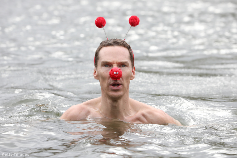 Benedict Cumberbatch idén március 15-én bevállalta, hogy úszik egyet hideg vízben, ráadásul a képen látható bohócorral és fejdísszel.