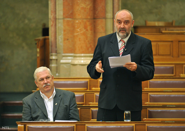 2008. november 6.Tilki Attila a Fidesz - Magyar Polgári Szövetség országgyűlési képviselője (j) felszólal az Országgyűlés plenáris ülésén.