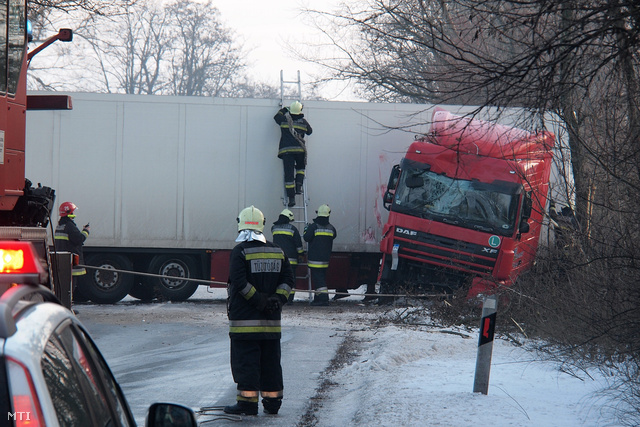 Tűzoltók dolgoznak a 47-es út 184-es kilométerénél Hódmezővásárhely és Székkutas között a csúszós úton ahol fákat tört ki a keresztbe fordult  kamion.