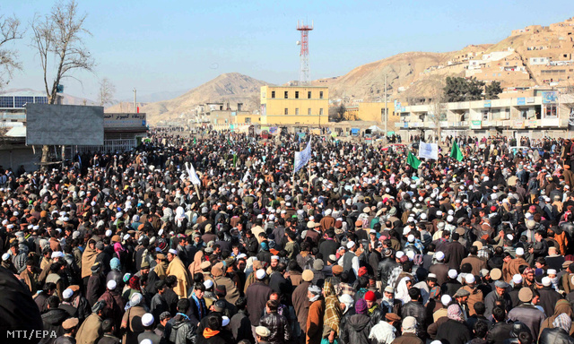 Több ezer afgán tüntet az amerikai katonák Korán-égetése elleni tiltakozásul az észak-afganisztáni Baglánban.