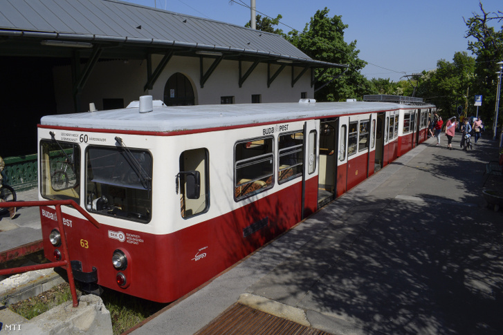 A fogaskerekű vasút, (60-as jelzésű villamos) várakozik a Széchenyi-hegy végállomáson.