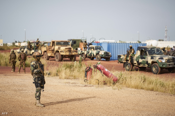 Mali katonák állomásoznak a Mopti repülőtérnél, 2018. október 14-én