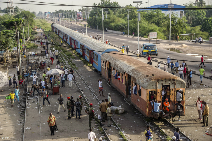 Vasúti szerelvény a kongói Kinshasa állomáson 2017. április 3-án