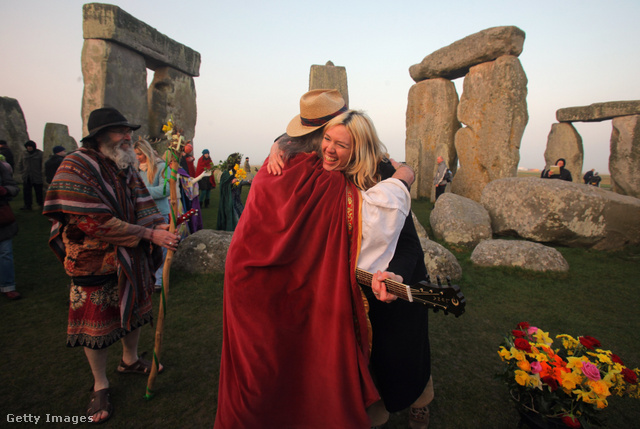 Druidák ünneplik a tavaszi nap-éj egyenlőséget a Stonehenge-nél