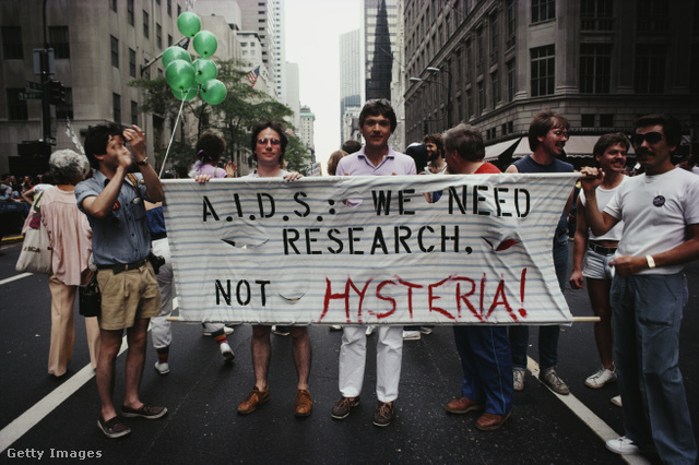 Homoszexuális férfiak vonulnak 1983-ban New York City utcáin azzal a felirattal, amely szerint kutatásokra van szükség a betegséggel kapcsolatban, nem hisztériára