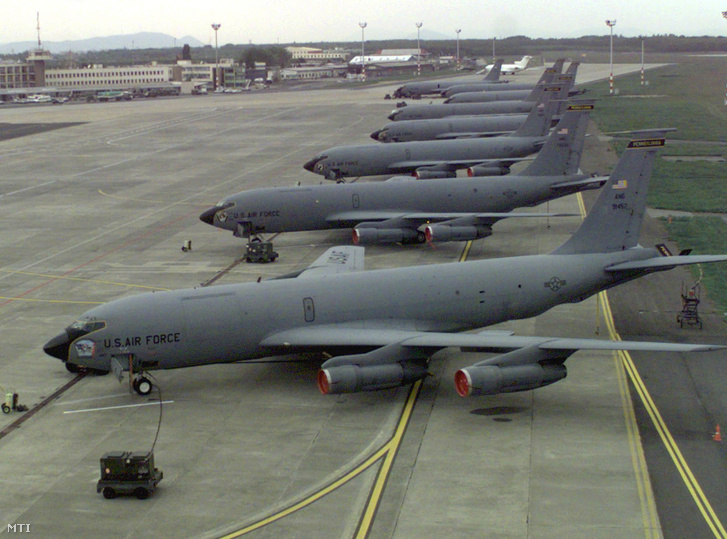 1999. május 07. Az amerikai légierő KC-135 típusú légi üzemanyag-utántöltésre használt repülőgépei a Ferihegy I. repülőtéren.