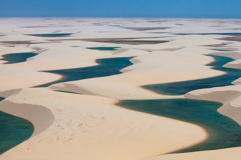 A brazíliai Lençóis Maranhenses Nemzeti Park homoksivatagjaiban egymást érik a türkizkék tavak: esős évszakban a homokdűnék megtelnek vízzel, így kialakulhatnak akár 100 méteres állóvizek is.