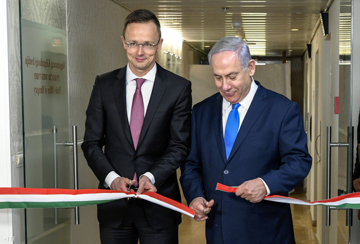 Benjamin Netanjahu izraeli miniszterelnök és Szijjártó Péter külgazdasági és külügyminiszter Magyarország külgazdasági képviseletének megnyitásán Jeruzsálemben 2019. március 19-én.