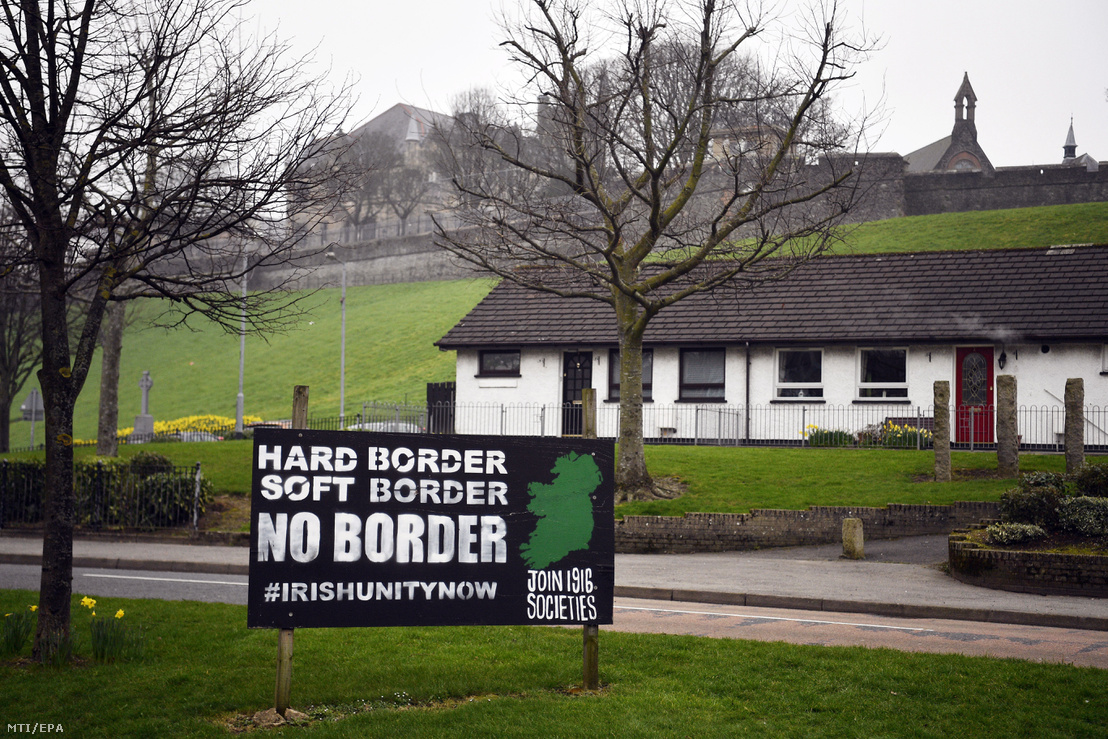 Az Európai Unióból történő brit kiválást ellenző, a határ eltörlését követelő felirat az ulsteri Londonderry köztársaságpárti Bogside negyedében 2019. február 28-án. A brit rendőrség és a brit koronához hű északír protestánsok, illetve a katolikus köztársaságpártiak Bogside-ban 1969-ben vívott háromnapos összecsapásával kezdődött az 1998-ig tartó észak-írországi konfliktus.