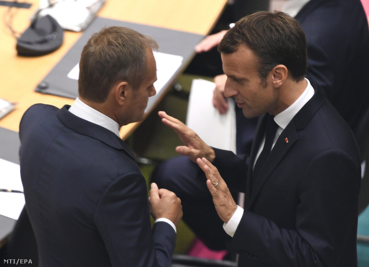 Donald Tusk az Európai Tanács elnöke (b) és Emmanuel Macron francia elnök