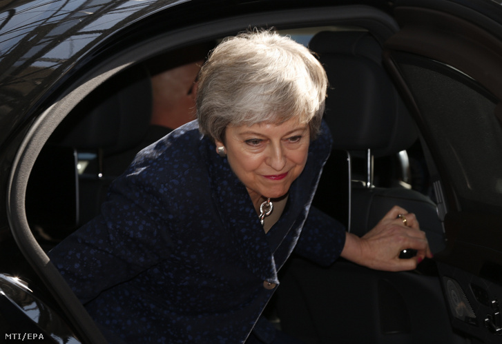 Theresa May brit miniszterelnök az EU-tagországok állam-, és kormányfőinek kétnapos találkozójára érkezik Brüsszelben 2019. március 21-én.