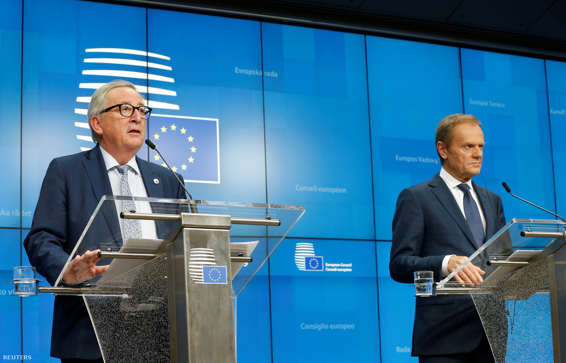 Jean-Claude Juncker (balra) és Donald Tusk tart sajtótájékoztatót az EU brüsszeli csúcstalálkozó után 2019. március 22-én