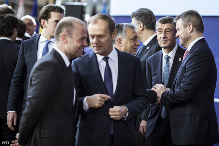 Orbán Viktor miniszterelnök (j3), Andrej Babis cseh (j2) és Peter Pellegrini szlovák miniszterelnök (j) az EU-csúcs második napján, Brüsszelben 2019. március 22-én. Előtérben balra Joseph Muscat máltai miniszterelnök (b) és Donald Tusk, az Európai Tanács elnöke (b2), mögöttük Sebastian Kurz osztrák kancellár.