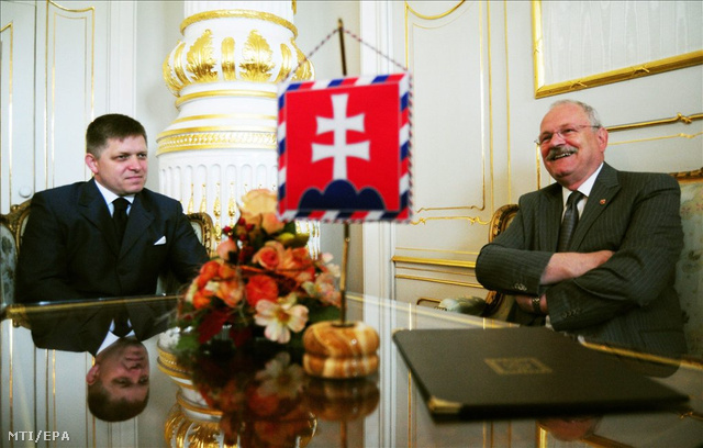 Ivan Gasparovic szlovák elnök fogadja Robert Ficót, hogy kormányalakítási megbízást adjon neki