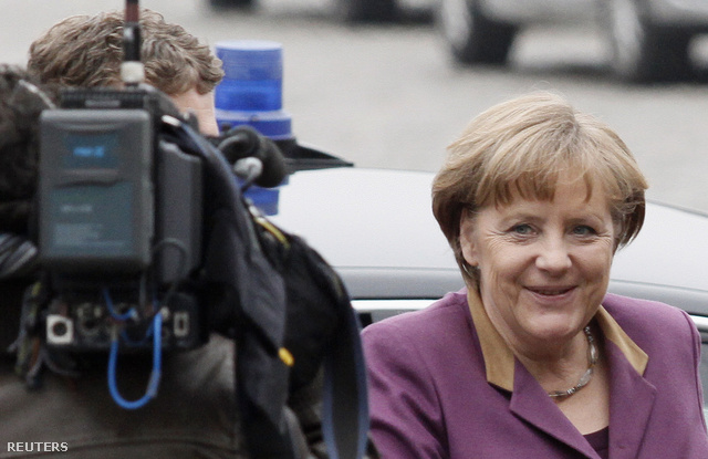 Angela Merkel német kancellár érkezik