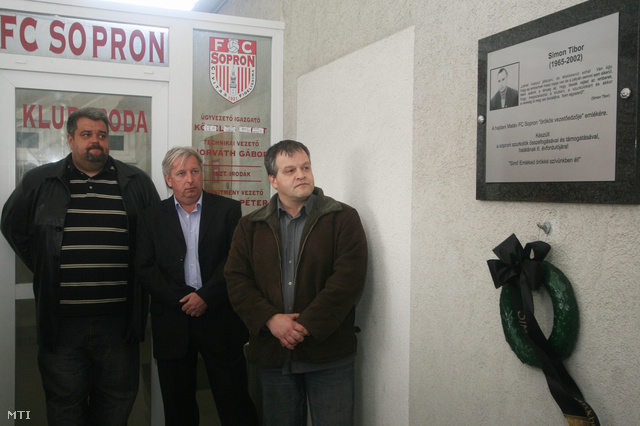 Sopron 2008. április 6. Bucsik István (balra) a REAC menedzsere, Kutasi Róbert (középen) a REAC klubigazgatója és Takács Róbert Simon Tibor emléktáblájánál.