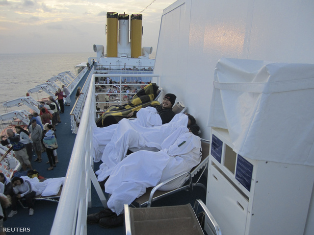 Egy utas által rögzített kép a sodrodó tengerjárón