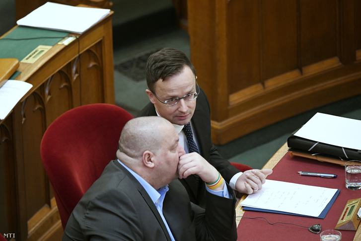 Szijjártó Péter külgazdasági és külügyminiszter (j) és Németh Szilárd, a Honvédelmi Minisztérium (HM) parlamenti államtitkára az Országgyűlés plenáris ülésén 2019. március 25-én.