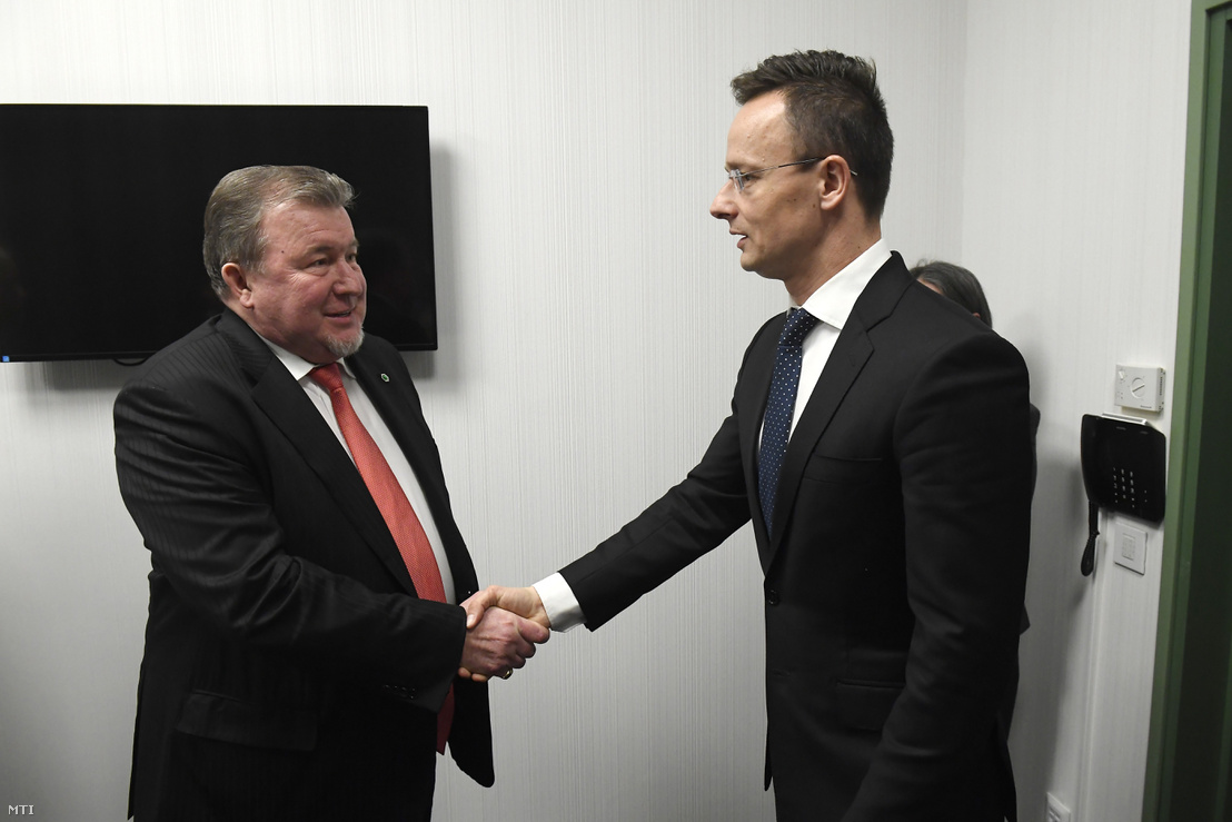 Hungarian Minister of Foreign Affairs Péter Szijjártó (r) meeting Nikola Kosov at the Ibis Styles Budapest Airport Hotel on 20 March 2018.