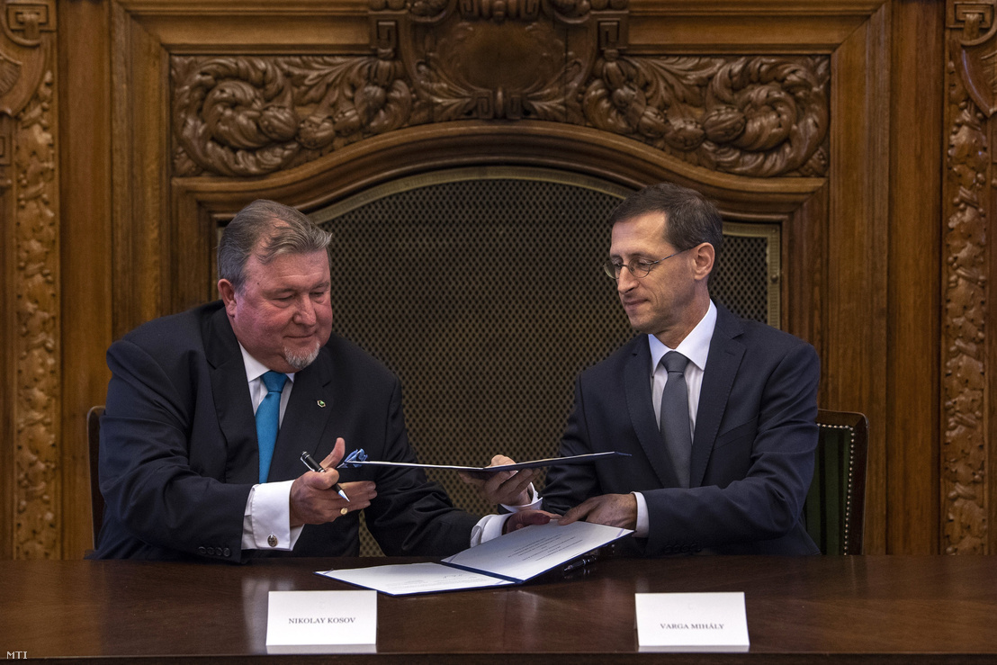 Hungary's Minister of Finances Mihály Varga (r) and Nikola Kosov (l) signing the letter of intent about opening the regional office of IIB in Budapest on 18 June 2018.