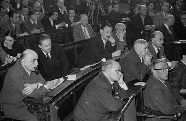 1962, Magyarország, Budapest V. Váci utca 62-64., a pesti Új Városháza ülésterme, az Írószövetség közgyűlése. Balra Illés Béla író (pipázik), az előtte lévő sorban középen Veres Péter író