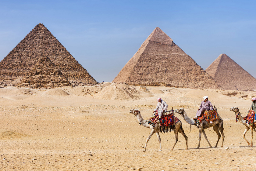 A piramisok előtt elhaladó tevék, esetleg Szfinxszel szelfiző turisták - legtöbbször ilyen képeket látunk az ókori építményekről.