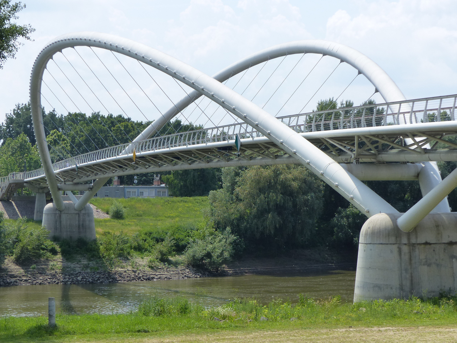 A szolnoki Tiszavirág híd a gyalogosok és a kerékpárosok előtt is nyitva áll, impozáns látványa pedig még szebbé teszi a város főterét.
