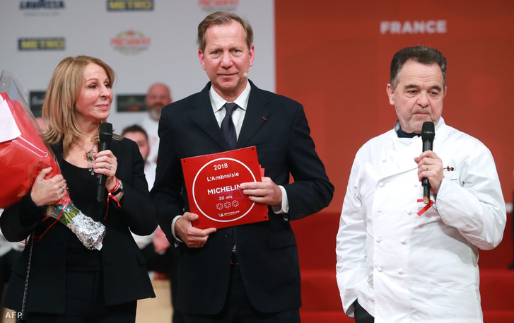 Bernard Pacau, a L'Ambroisie étterem séfje beszél a 30. évfordulóján annak, hogy 3 Michelin csillagot kapott. Középen Michael Ellis, Párizsban 2018. február 5-én
