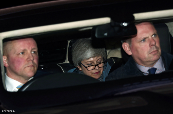 Theresa May autóban a londoni Parlamentnél, az alternatív Brexit szavazás előtt 2019. március 27-én