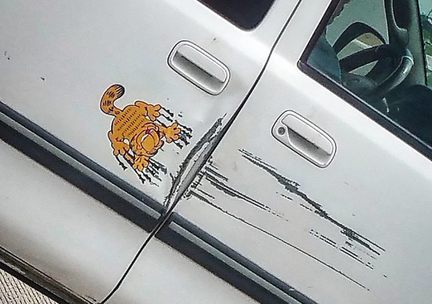Ez nem is horzsolás, csak Garfield az autó oldalán élesítette a karmait.