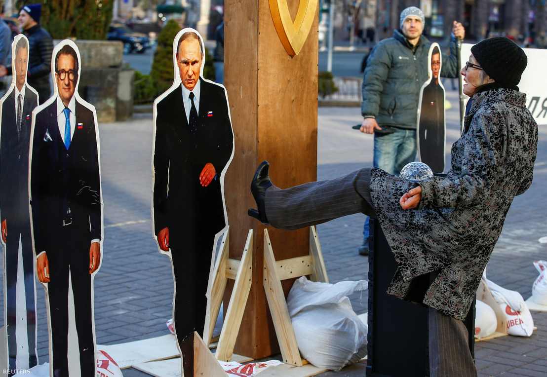 Egy nő fekrúg egy Vlagyimir Putyint ábrázoló bábút Kijevben 2019. március 25-én